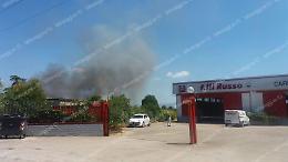 Incendio alle porte della città, abitazioni lambite dalle fiamme in via Torre del Padiglione