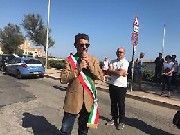 Il Comune intitola una piazza a Peppino Impastato. Casto: "La mafia è una montagna di m...."