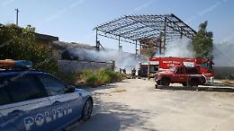 Fiamme all'interno del sito dismesso della Pozzi Ginori, a fuoco mucchi di rifiuti
