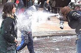 Oggi e domani il Carnevale estivo dei Castelli: il sindaco vieta di utilizzare le bombolette spray