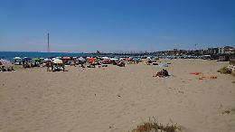 Ombrelloni, sdraio, lettini e tavole da surf. L'inventario dei beni confiscati in spiaggia e da vendere