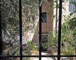 Albergo chiuso e struttura nel degrado, il declino di una parte del borgo di Fossanova
