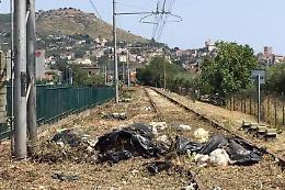 Scempio sulla ferrovia: discariche di rifiuti sotto le erbacce. L'area senza vocazione