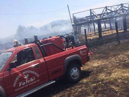 Un altro rogo nei tra i terreni incolti lungo la Flacca, stavolta bruciano anche due serre