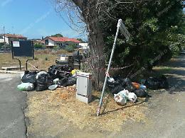 La giungla dei rifiuti al Salto di Fondi, rifiuti in strada e residenti infuriati
