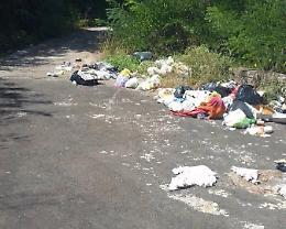Una strada trasformata in discarica, la segnalazione di un lettore attraverso la App di Latina Oggi