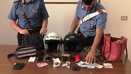 Scippano due donne nel giro di pochi minuti e fuggono con la refurtiva, bloccati dai carabinieri