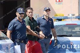 Poliziotti della Squadra Volante presi a cinghiate e morsi. Finiscono in manette un uomo e una donna