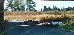 Il sottopasso si trasforma in una discarica, lo stato di totale degrado segnalato da un lettore