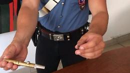 Trovato in possesso di cocaina e di un'arma da sparo a forma di penna: arrestato