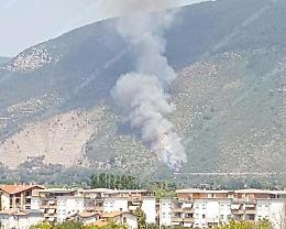 La montagna di Sermoneta continua a bruciare: le fiamme illuminano la notte più torrida del 2017