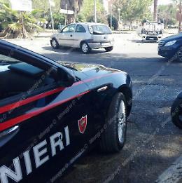 Violento scontro all'incrocio, un'auto si ribalta: in tre finiscono all'ospedale