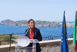 Maria Elena Boschi a Santo Stefano firma il contratto istituzionale di sviluppo per 70 milioni