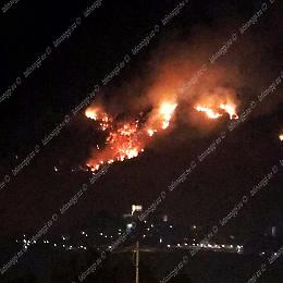 [FOTO] La montagna di Sermoneta continua a bruciare. I Canadair si riforniscono sul litorale