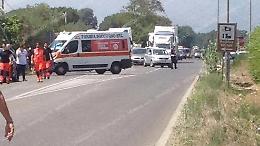 Investivo mentre aspettava l'autobus sul ciglio della strada in via Flacca: grave un uomo