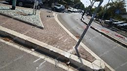 Incidente in via dell'Agora. Un'auto vola sulla rotonda e finisce contro quelle parcheggiate