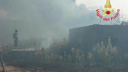 Incendio distrugge silos abbandonati coperti di eternit sulla Migliara 57: coinvolti 5 poderi