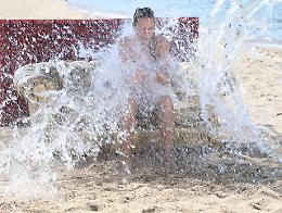 [FOTO] Ilary Blasi gira lo spot del Grande Fratello Vip sulla spiaggia di Sabaudia