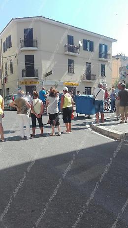 [FOTO] Carenza d'acqua, a Scauri cittadini e turisti scendono in strada ed occupano via Appia