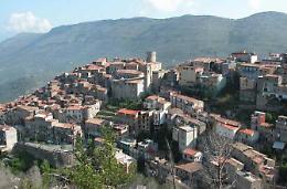 Un'estate di sagre e cultura, aumentano i visitatori ma il paese rimane ancora "isolato"