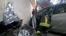 Incidente in via Gramsci, anziano perde il controllo dell'auto e distrugge il muro di un palazzo