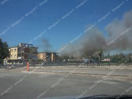 Incendio enorme alle spalle delle autolinee, timore per le vicine abitazioni