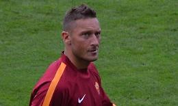 Totti a cena a Terracina, folla di tifosi all'uscita del ristorante al grido «Solo un capitano!»