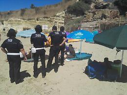 Tende e falò sulla spiaggia libera, la polizia locale interviene e sgombera alcuni bagnanti