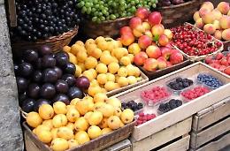 Frutta e verdura esposte fuori dai locali per la vendita, arriva lo stop del sindaco