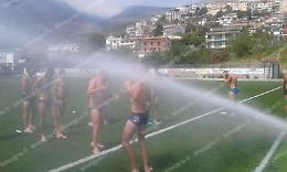 Niente acqua negli spogliatoi a causa della crisi idrica. La doccia è con l'irrigatore