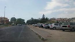 Terracina, i furbetti del parcheggio: sosta fuori dalla strada e le strisce blu restano vuote