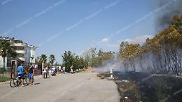 [FOTO] Fiamme nella zona Gionchetto, vigili del fuoco al lavoro per domare l'incendio di sterpaglie