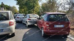 Incidente a catena sulla Nettunense, coinvolte sei autovetture. Traffico in tilt