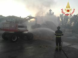 Fiamme nella segheria di borgo Hermada, due ore di intervento per i vigili del fuoco