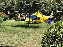 Viente travolto dalla motozappa mentre lavora nel giardino di casa, grave un uomo