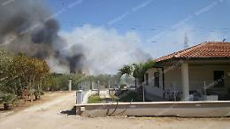 Vasto incendio tra via Gorgolicino e via Lunga, fiamme a ridosso delle case. Paura per i residenti