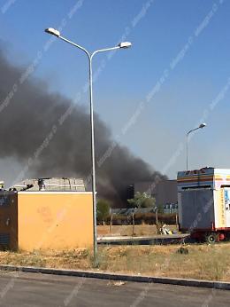 Incendio nella zona artigianale, paura per la presenza di fusti con materiale infiammabile