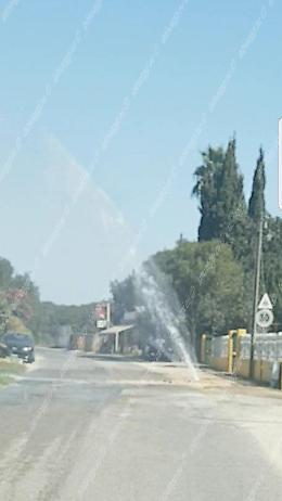 Grossa perdita idrica a Cadolino: un getto d'acqua di grande potenza spunta dall'asfalto