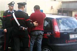 Si schianta con la propria auto contro alcune vetture in sosta e poi inveisce contro i passanti