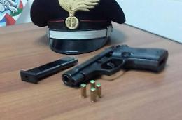 Pistola e munizioni mentre è agli arresti domiciliari, 47enne finisce in carcere