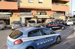 Il rapinatore solitario tenta un nuovo colpo in via Bruxelles, i negozianti lo mettono in fuga