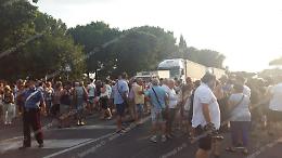 Emergenza idrica, esplode la protesta con il blocco della Flacca da parte dei cittadini