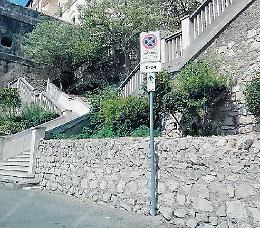 Sosta selvaggia in via Posterula, rimozioni e multe. Centro storico senza parcheggi