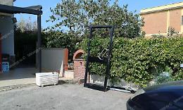 Sfondano la porta e fanno razzia di gratta e vinci e delle monete nella slot machine