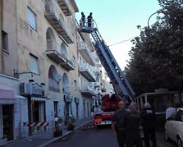 Cade l'intonaco da un cornicione sulla Riviera Zanardelli, arrivano i vigili del fuoco
