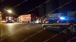 Prende fuoco il rimorchio del camion, paura per l'incendio in via Piave