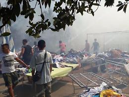 Incendio in un terreno adiacente al mercato di via Rossetti, panico tra commercianti e cittadini