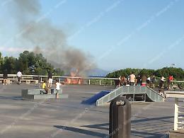 Fiamme nelle aiuole all'esterno del multipiano: troppe sterpaglie, il rischio incendi è alto