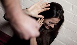 Violenze ripetute contro la propria famiglia e minacce col coltello, misure restrittive per un uomo