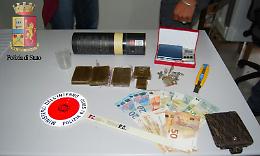 Nascondeva in casa circa 400 grammi di hashish, arrestato dalla Polizia un 28enne